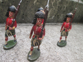 Unmarked 4 Scottish Highlanders marching in full uniform. 4 Schotse Highlanders in een goede staat kleurrijke groep.