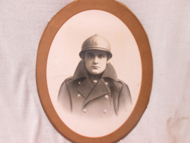 Photograph of a Belgium soldier wearing the casque Adrian. Foto van ee nbelgische militair met helm model 1915.