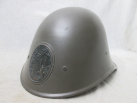 Dutch helmet M-1934 in MINT condition. Nederlandse helm van de Burger Bescherming, in nieuw staat gedragen na de oorlog. 