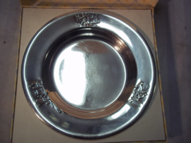 Silver plated childrens plate in box. Kinderbordje in doos, verzilverd, met sprookjes afbeeldingen ROODKAPJE, gero zilver.