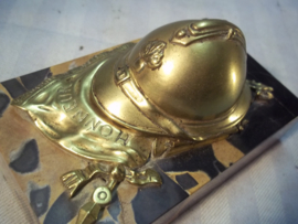Inkwell French helmet on marble. Inktpotje, Vuurvergulde franse helm met vlag sabel en dergelijke op marmeren voet, gesigneerd TOP item.