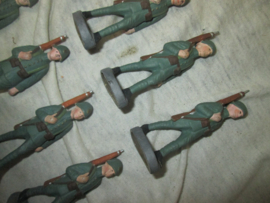 8 Dutch soldiers. Set van 8 Nederlandse speelgoed soldaatjes in een nette staat 8 marcherende. Made in Belgium zeer bijzonder geheel bijna mint staat.