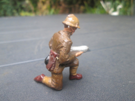 LINEOL Belgium soldier with artillery shell. smaler size Belgische soldaat met kogel. kleiner model.