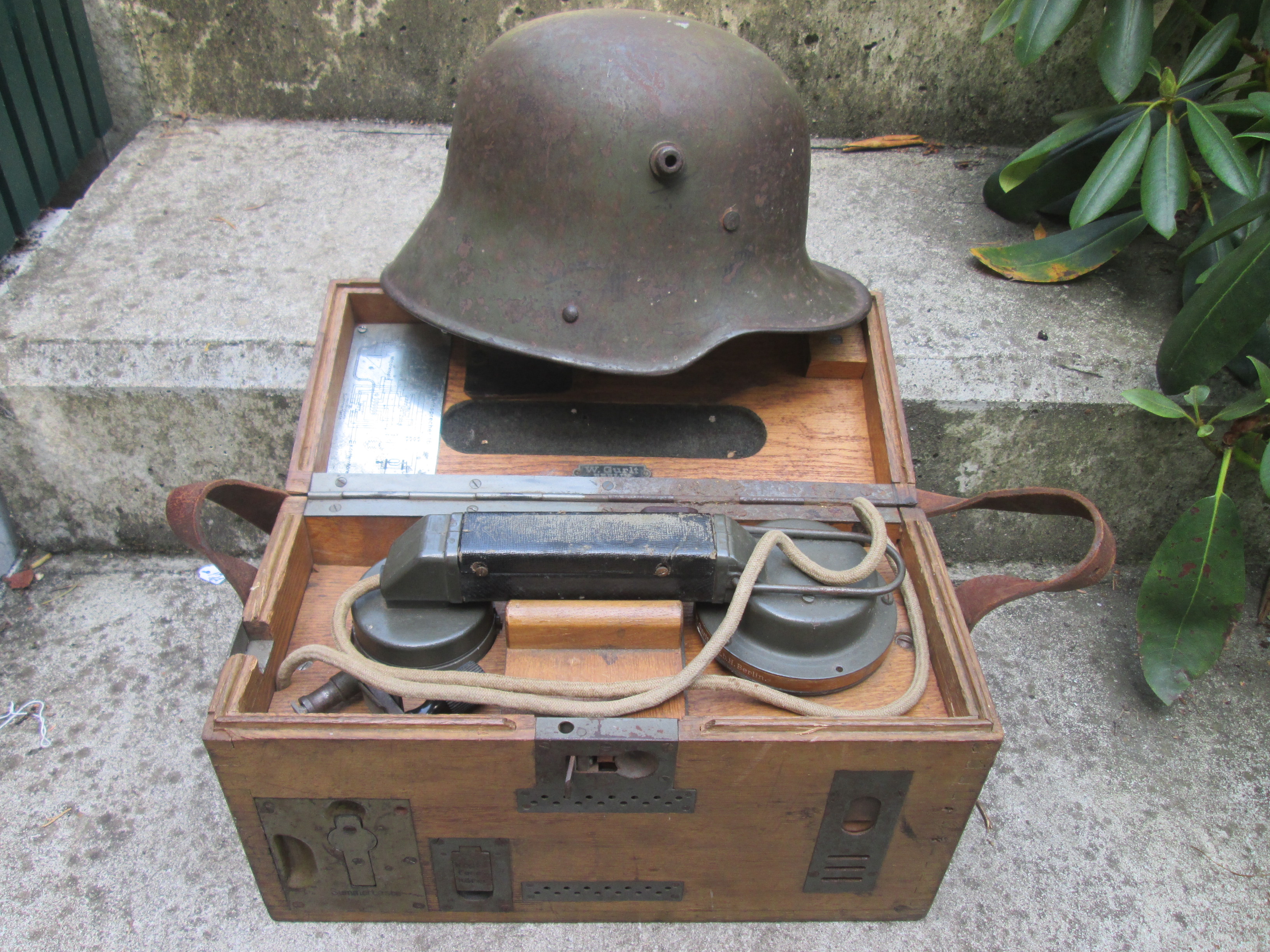 German field telephone Type B 1916. Duitse veldtelefoon in houten kist type B het grote model geheel compleet, mooi gemarkeerd Feldfernsprecher 16, Nederlands leger heeft deze na 1918 ook gebruikt. leuk collectors item.