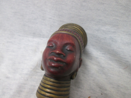 Old cork with the head of an African woman. Oude kurk met het hoofd van een Afrikaanse vrouw gemaakt van een soort papier mange. zeer decoratief en curieus.