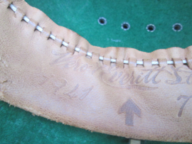 British pith helmet.early model. nicely marked with broad arrow and dated 1941. Engelse tropenhelm vroeg model, na 1942 werden er andere typen helmen uitgereikt. dit model is iets moeilijker te vinden. mooi gemarkeerd. gedragen staat.