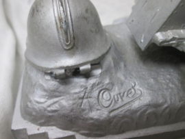 Inkset, with French armoured car and helmet, first worldwar. Inktstel, met Franse panserwagen en typische helm, (welke los zit). glazen inktpotje is ook weg. zeer decoratief en een stuk zeldzamer dan degene met de WO1  tank.