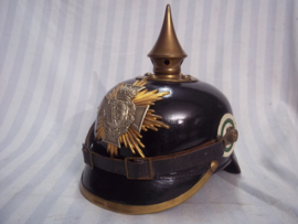 Duitse pickelhaube manschap- onderofficier SACHSEN met Reservistenkruis. in een werkelijke MINT staat.