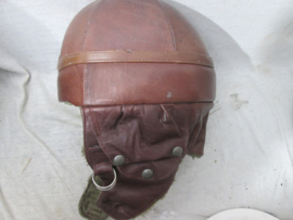 Japanese winter tank helmet made from leather, nicely marked complete with googles in pouch. Japanse winter leren tank helm gevoerd met bont, gemarkeerd zeer nette staat  compleet met bril in tasje.