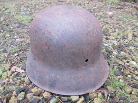 GERESERVEERD Duitse helm, bodemvondst Model 1942, zeer harde pot, nummer nog duidelijk leesbaar, leuk decoratief item.