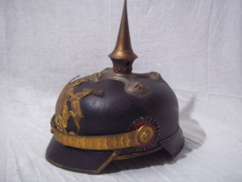 German officers spike helmet Würtemberg. war manufactering in case. Duitse pickelhaube officier deelstaat Würtemberg, oorlogsaanmaak, vuurverguld, grote maat met opbergkoffer. nooit aan gerommeld zo gevonden, TOP stuk.