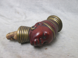 Old cork with the head of an African woman. Oude kurk met het hoofd van een Afrikaanse vrouw gemaakt van een soort papier mange. zeer decoratief en curieus.