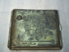 Japanese cigarette case very rare, Sigaretten koker met Japanse soldaat en aan de achterkant andere Japanse afbeeldingen zeer apart.