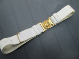 British white leather belt with buckle DIEU ET MON DROIT. Engelse seremoniele riem met koperen koppelslot