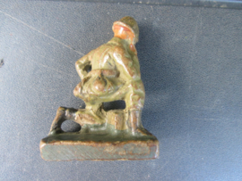 DURSO Belgium soldier and fieldtelephone. Belgische soldaat met veldtelefoon.