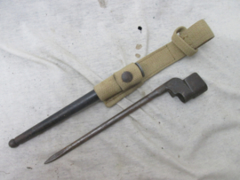 British bayonet. Engelse spijker bajonet met webbing post war drager.