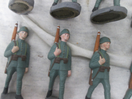 8 Dutch soldiers. Set van 8 Nederlandse speelgoed soldaatjes in een nette staat 8 marcherende. Made in Belgium zeer bijzonder geheel bijna mint staat.