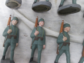 8 Dutch soldiers. Set van 8 Nederlandse speelgoed soldaatjes in een nette staat 8 marcherende. DURSO, Belgium zeer bijzonder geheel bijna mint staat.