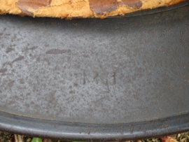 German helmet pattern 1940 with one Luftwaffe decal. Duitse helm M-40 maat Q-64 met mooie heldere Luftwaffe decal, binnenwerk in gedragen staat, riem gedateerd 1938 leuke helm zo gevonden.