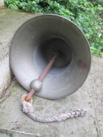 RAF Station bell ( Scrambled Bell ) nicely marked A.M. 1938 Air Ministry. Engelse RAF vliegveld bel 33 cm, brons met merkering, deze items zijn hedendaags zeldzaam. compleet met originele klepel diameter 33 cm.
