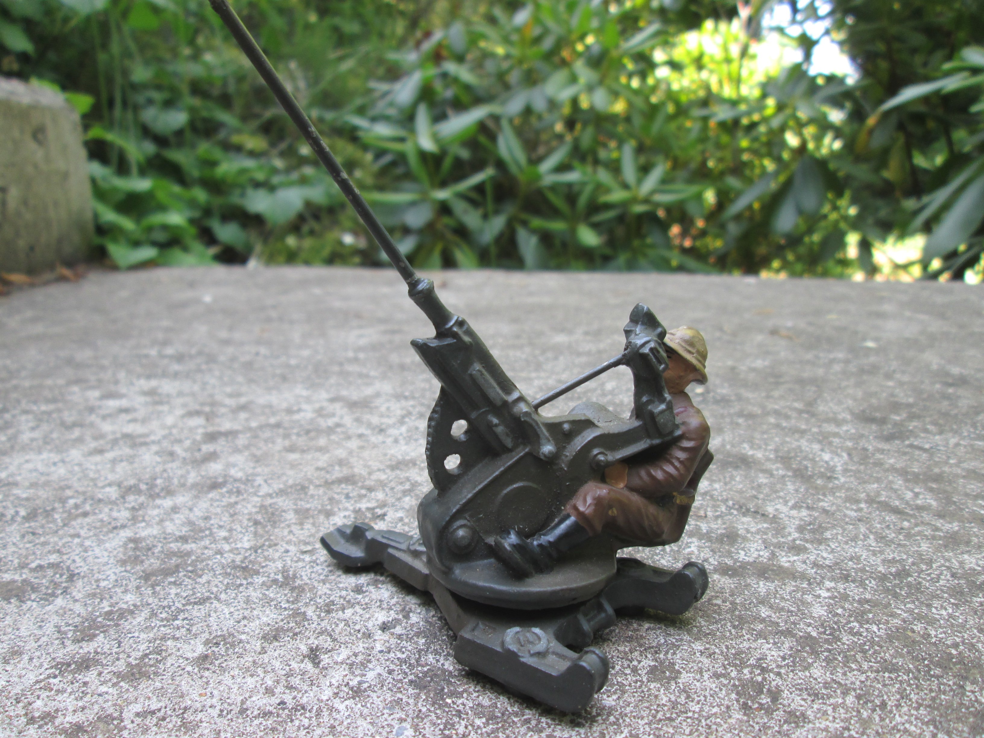 Very rare LINEOL soldier anti- aircraft gunner. Belgisch speelgoed soldaatje met luchtafweer, model draait. Zeer zeldzaam stuk, bijna mint staat.