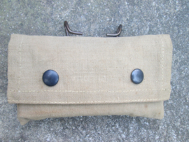 US- Army M-1910 First-Aid Pouch. with medical first aid training kit. nicely dated. Amerikaans tasje voor het nood verban in Mint staat MILLS 1918 gemarkeerd. met verbandpakje ook gedateerd. leuke set.