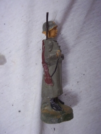 German toy soldier guardsman with rifle and overcoat.Elastolin soldaatje zonder merk, wachtpost, leuke voorstelling