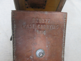 US-Army leather pouch  Case Carrying M14. nicely marked and dated 1942. US leren tasje voor een richtkijker van een kanon, zeer degelijk stuk leerwerk, mooi gemarkeerd met datum.
