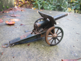 Camo tin gun blikken kanon gecamoufleerd.
