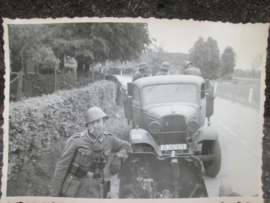Photo German soldier wearing a Dutch helmet. Foto uit Russisch archief, Duitse soldaat met Nederlandse helm als oorlogs buit.