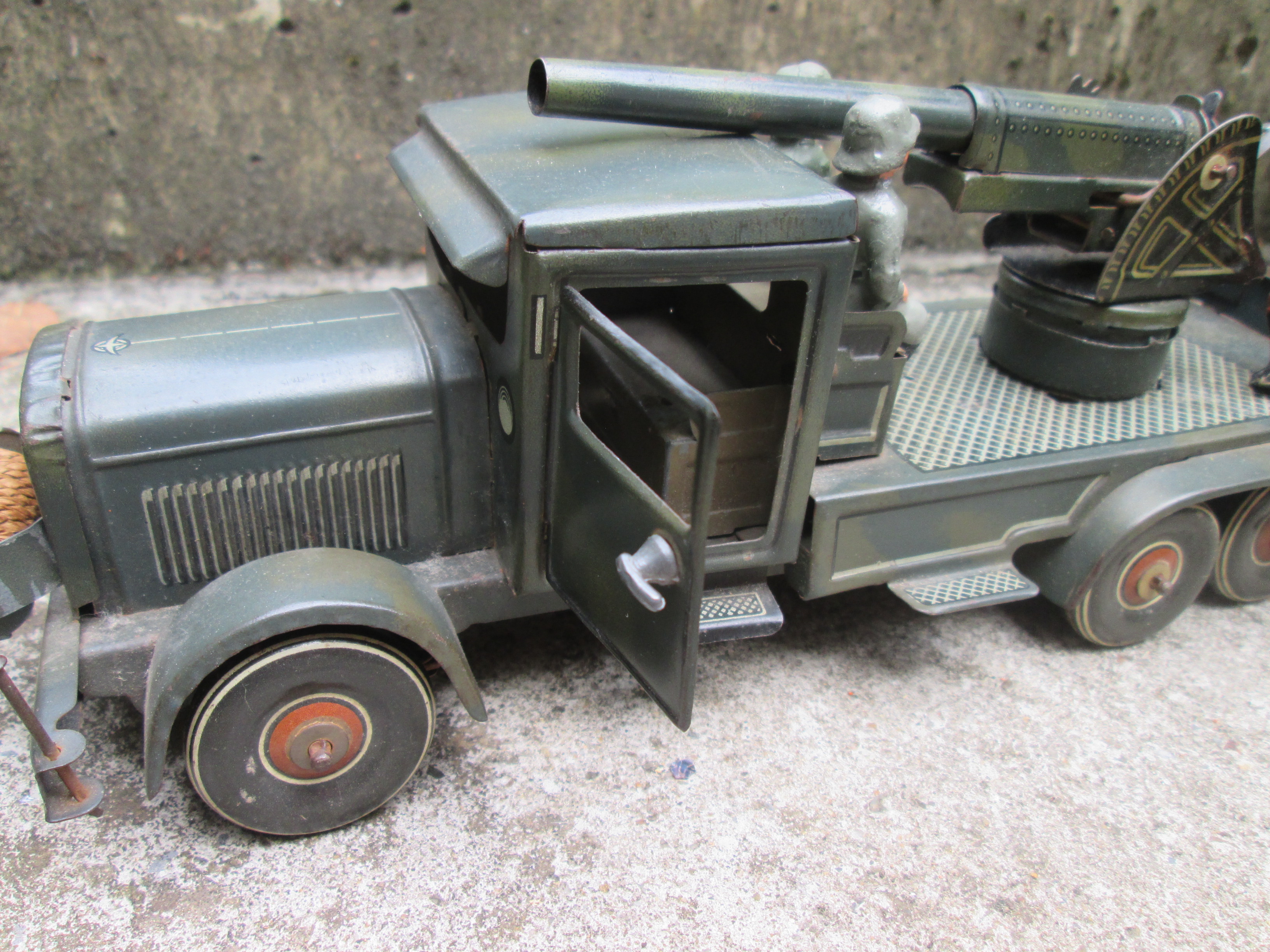 German tin toy with canon. Duitse tippco blikken speelgoed wagen met kanon