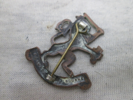 Dutch cap badge australian made. Nederlands petembleem Australische aanmaak voor KNIL, Prinses Irene en stoottroepen. K.G. Luke - Melborne. brons gemaakt WO2.