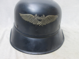 German civil defense helmet Gladiator. with original decal and innerliner, chinstrap is broken. Duitse Luchtbeschermingshelm LUFTSCHUTZ, Gladiator model, origineel decal en binnenwerk, riem gebroken zeer nette helm.