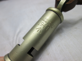 British army whistle with leather string. Engels leger fluitje J. Hudson & co - Birmingham 1941 met oorlogspijl wararrow.