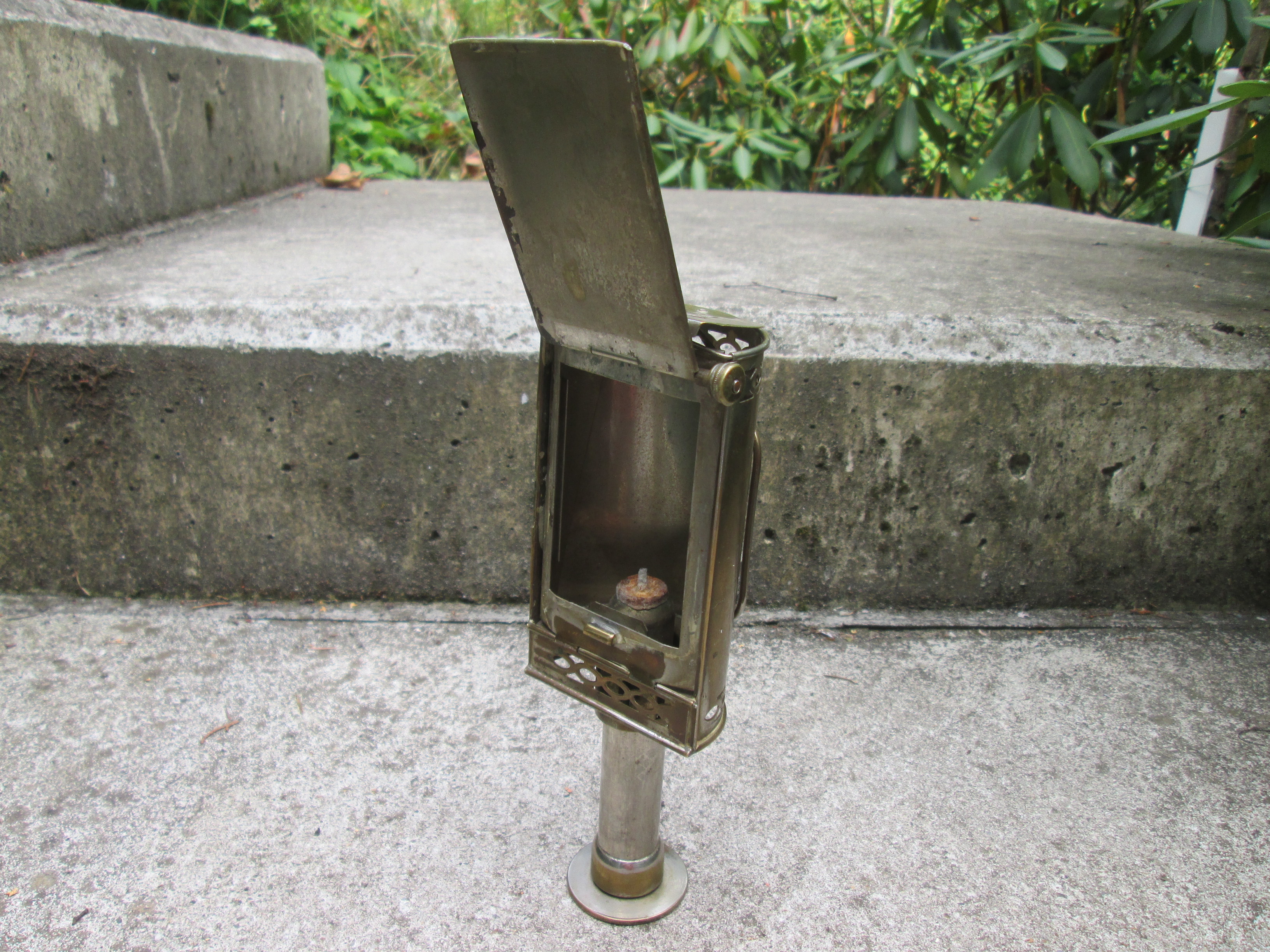 German trench lamp used by medical personal. Duitse loopgraven hand lamp met kaars, gebruikt door medisch personeel in het veldlazaret