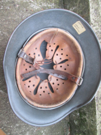German helmet M40 with Wehrmacht decal.  Duitse helm zandgeverfd met Wehrmacht decal maat ET64. kinriem helaas gebroken binnenhelm in perfecte staat zeer nette en keurige helm.