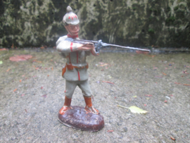 ELASTOLIN 10 cm. German soldier with spike helmet shooting. Duitse schietende soldaat met pickelhaube 14e regiment infanterie antiek speelgoed nette staat.