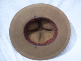 US Campaign hat with 5 stitches WW1 with badge, (made in Britain). Amerikaanse manschappen hoed met nationaal Amerikaans embleem. Typisch zijn de 5 stiknaden langs de rand van de hoed.