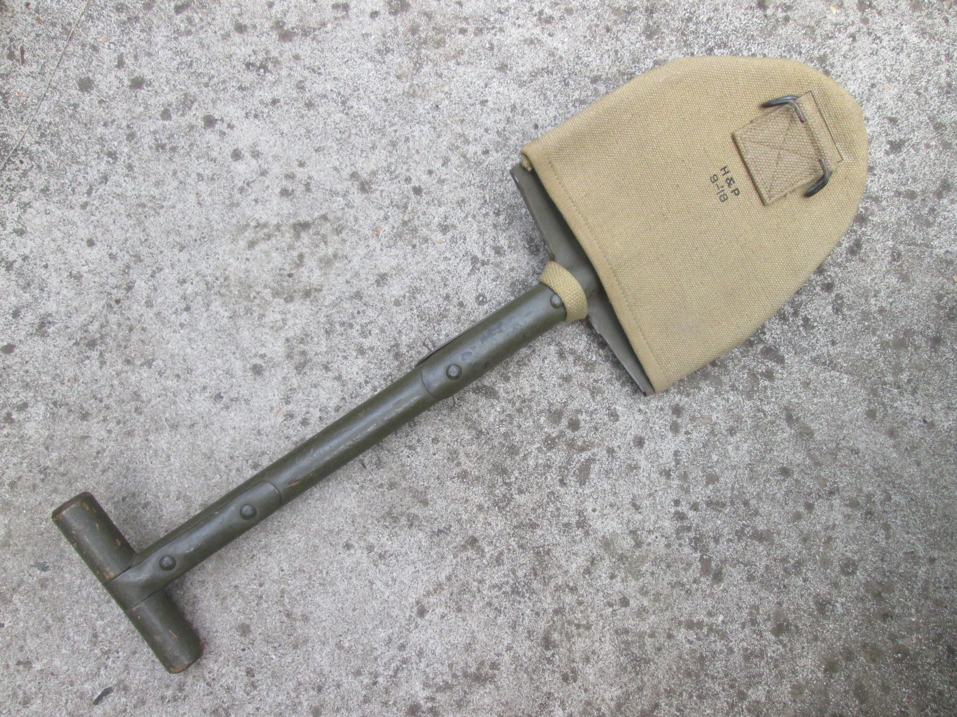 US Army T shovel with cover september 1918. Amerikaans T schopje met canvas hoes, schop niet gemarkeerd. leuk geheel.