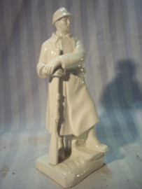 Statue Italian soldier, Military school, bajonet is broken. Beeldje porselein Italiaanse soldaat v.d. Militaire school. helaas is de bajonet afgebroken beeldje is 20 cm hoog.
