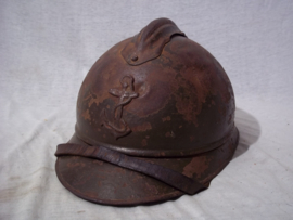 French helmet Model 1915 with colonial badge. Franse helm m-1915, koloniaal embleem. helm mooi gemarkeert, binnenwerk is zo gemaakt door de eigenaar gaf meer verkoeling. ZEER zeldzame helm. nooit aan gerommeld.