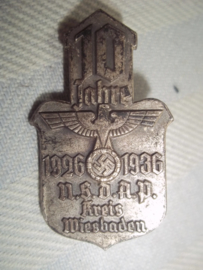 German tinnie 10 Jahre 1926- 1936 NSDAP kreis Wiesbaden. Duitse tinnie, met maker.