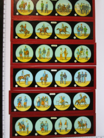 Magic lamp. Toverlantaarn in doos, met 12 (de complete serie BING militaire uniformen) glas plaatje met militaire afbeeldingen. Deze zijn vrij moeilijk te vinden. leuk geheel.