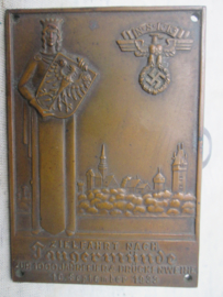 German plaque of the N.S.K.K. early period. Duitse plaquette van de N.S.K.K. Zielfahrt nach Taugermünde zur 1000 jahrfeier & Brückenweihe. 10 september 1933. Brons  8,5 bij 6 cm. mooie duidelijke slag.