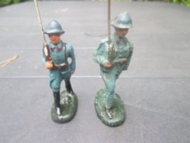 2 unmarked soldiers, 2 ongemerkte soldaten.