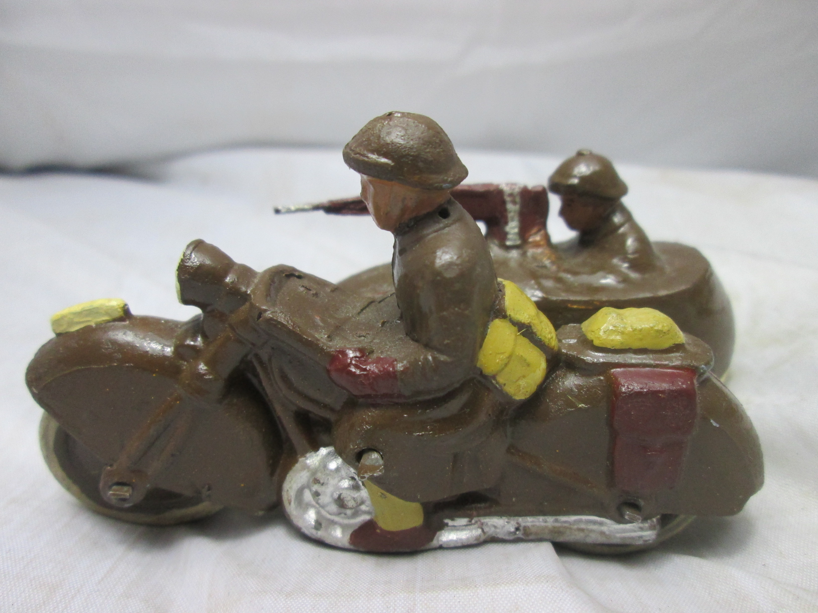 Aluminium French army motor with sidecar, very rare. Aluminium motor met zijspan Frans leger met 2 militairen, bijzonder stuk.