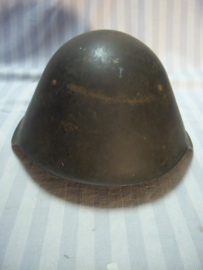 Former East- Germany steelhelmet first pattern. DDR- NVA staalhelm 1e model met 2 nieten en lederen binnenwerk, mooie gedragen staat, leuk Koude- oorlog item.