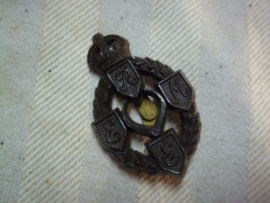 British cap badge in plastic. Engels baretembleem R.E.M.E. plastic uitvoering.