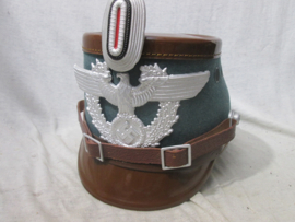 German police shako mint condition for enlisted and nco's. Duitse politie schako FELDGENDARMERIE in een perfekte staat grote maat met maker, zeer bijzonder stuk.