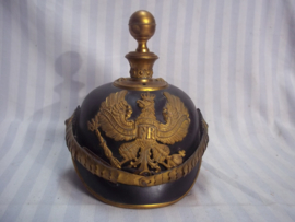 German officers spike helmet Artillery, nice untouched helmet. Duitse officiers pickelhaube artillerie, vuurverguld.  Helm is mooi in model, geen dubbele gaten dus alles zit er nog origineel op. gelijkgekleurd.